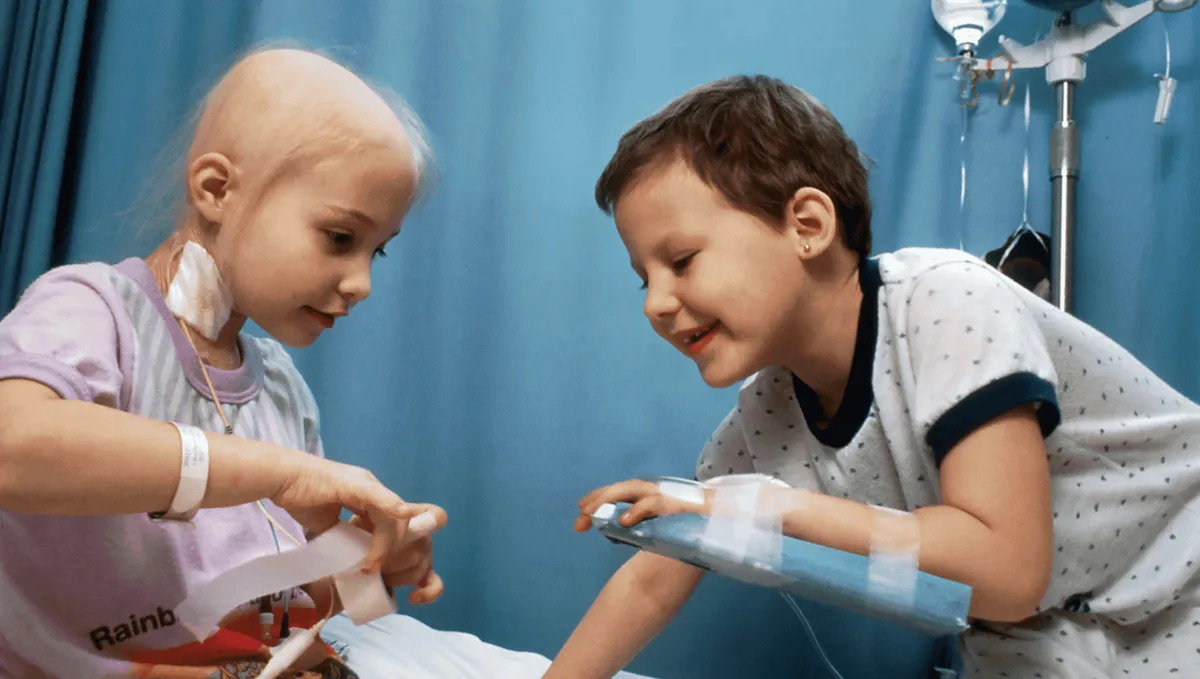 Zwei Kinder die im Krankenhaus spielen